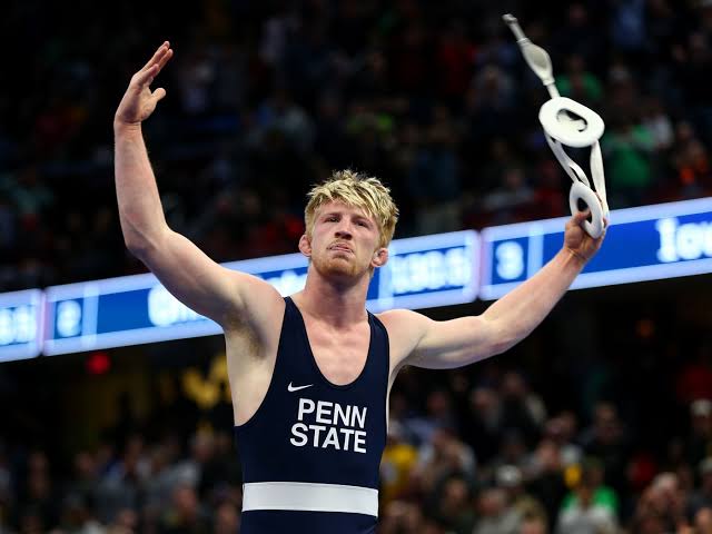 BREAKING NEWS:Former Penn State wrestling star Bo Nickal made a dominant statement in his UFC D…read more.